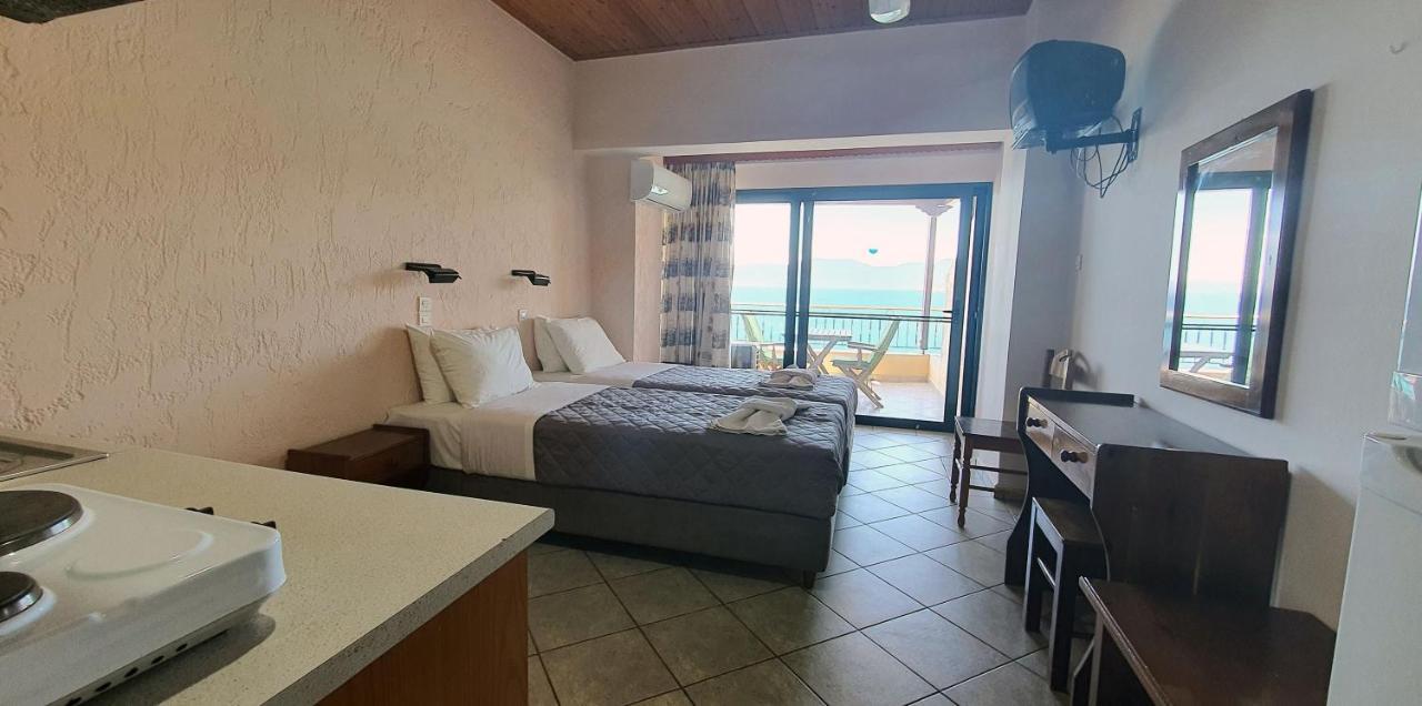 Halikoura Beach Apartments Stoupa Bagian luar foto